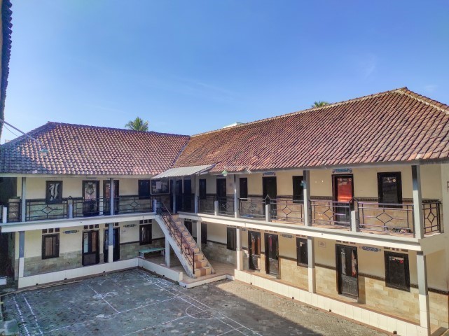 Santri mengaji kitab.